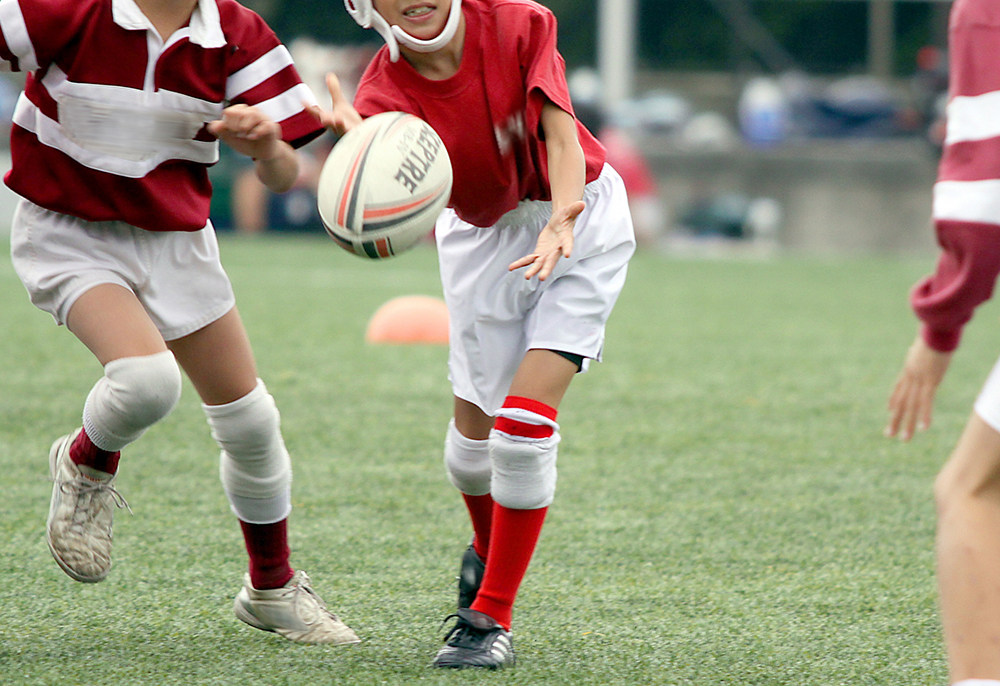 ラグビーをする子ども