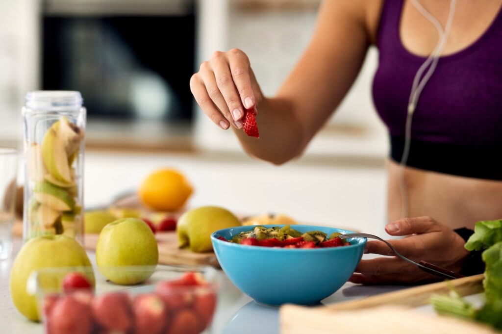 フルーツサラダを食べる女性アスリート