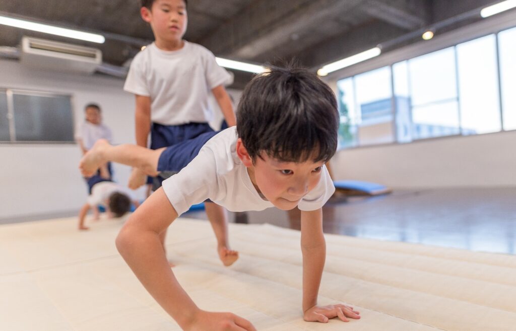 手押し車をする子どもたち