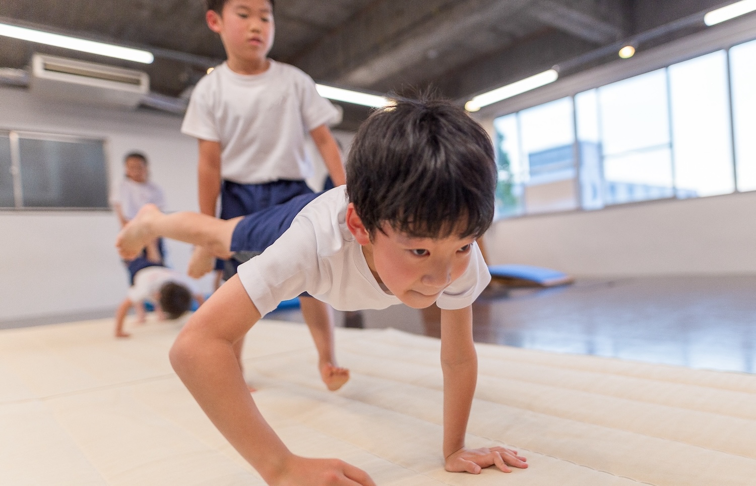 手押し車をする子どもたち
