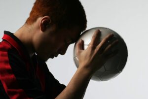 ボールを持つジュニアサッカー選手