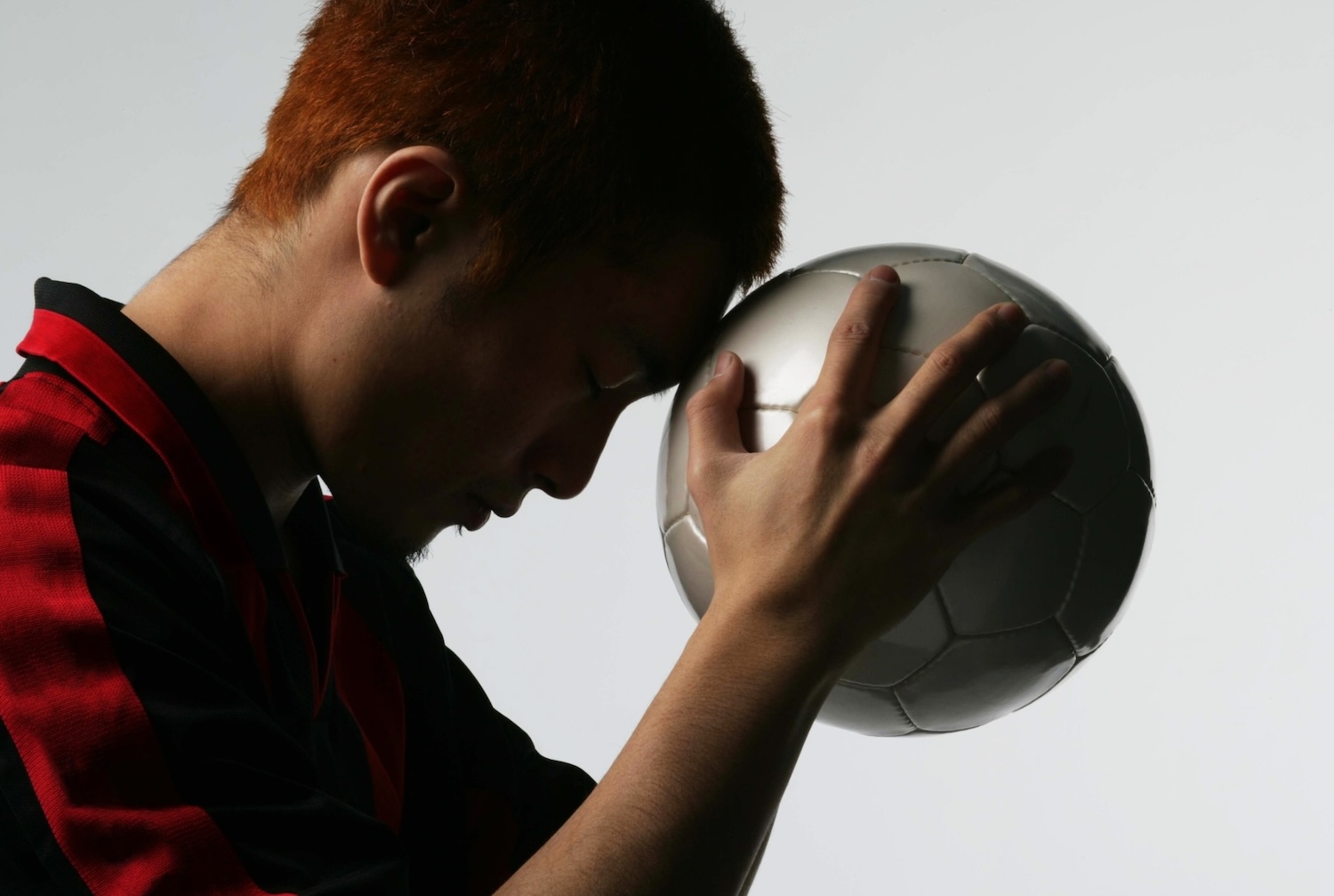 ボールを持つジュニアサッカー選手